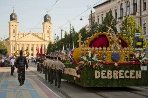 Szent Korona a Debreceni Virágkarneválon
