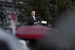 Orbán Viktor a Terror Háza előtt