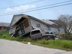 Autóra zuhant a ház