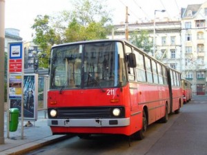 72-es troli az Arany János utcánál