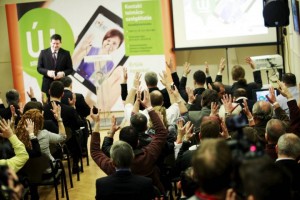 Kósa Ádámot tapsolják sorstársai