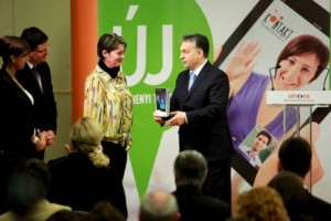 Orbán Viktor átadja az első tabletet