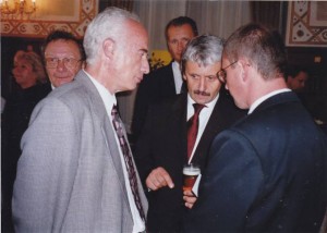 Mikulas Dzurinda a háttérben