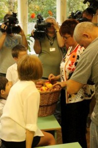 A doktornő gyümölcsöt oszt