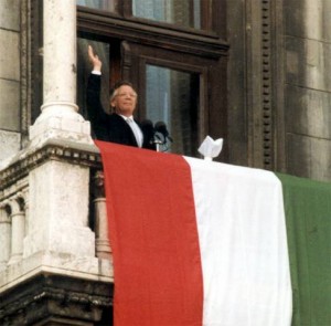 Szűrös Mátyás erkélyes kikiáltása