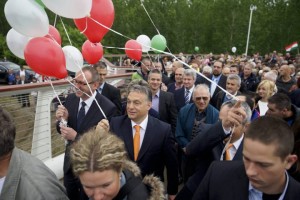 Orbán a bajai tömeg élén