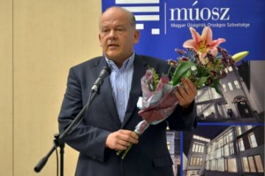 Komlósi Gábor és a Keleti Évának szánt csokor