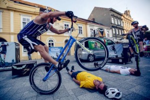 Sisakosok a Savária téren