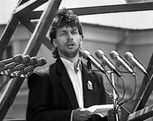 A 26 éves Orbán Viktor a Hősök terén