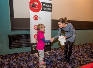 Czippán Anett egy kislánnyal