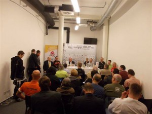 Sajtómunkások a Tüskecsarnokban