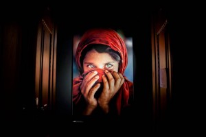 Vörös ruhás afgán lány