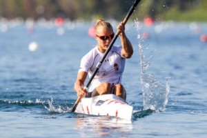 Kárász Anna lapátol