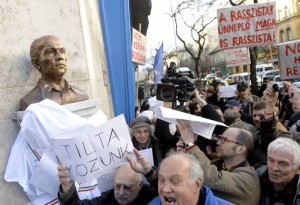 Tiltakozó leleplezés