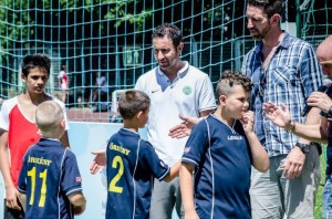 Hrutka János és Lisztes Krisztián gratulál az ifjú focistáknak