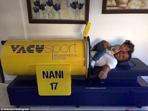 Nani a vákuum alatt, kislányával a karjai között