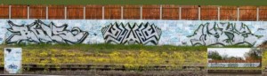 Graffiti a kerítésen