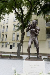 Papp László szobra Papp László terén