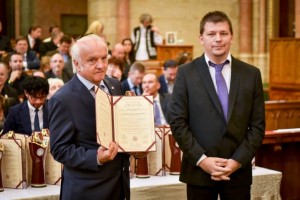 Pekó László átveszi a díjat