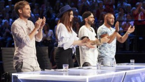 Állva tapsoló zsűri